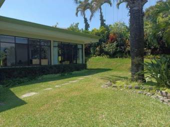 Se vende casa con amplia zona verde en San Rafael Escazú 24-1294