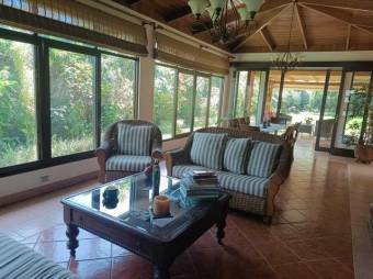 Se vende casa con amplia zona verde en San Rafael Escazú 24-1294