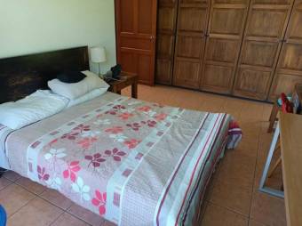 Se vende casa con amplia zona verde en San Rafael Escazú 24-1294