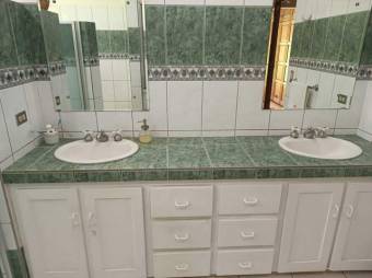 Se vende casa con amplia zona verde en San Rafael Escazú 24-1294