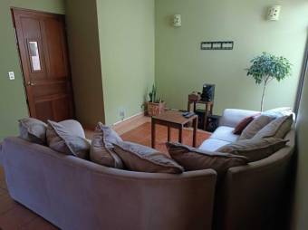 Se vende casa con amplia zona verde en San Rafael Escazú 24-1294