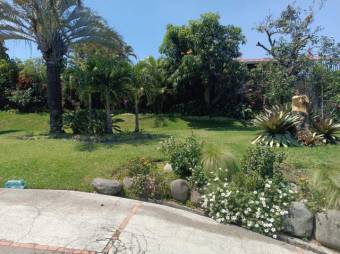 Se vende casa con amplia zona verde en San Rafael Escazú 24-1294