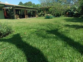 Se vende casa con amplia zona verde en San Rafael Escazú 24-1294