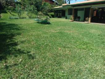 Se vende casa con amplia zona verde en San Rafael Escazú 24-1294