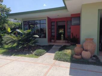 Se vende casa con amplia zona verde en San Rafael Escazú 24-1294