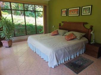 Se vende casa con amplia zona verde en San Rafael Escazú 24-1294