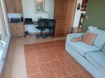 Se vende casa con amplia zona verde en San Rafael Escazú 24-1294