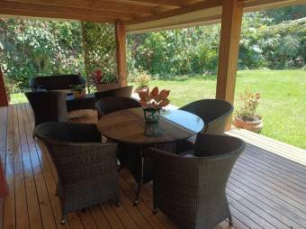 Se vende casa con amplia zona verde en San Rafael Escazú 24-1294