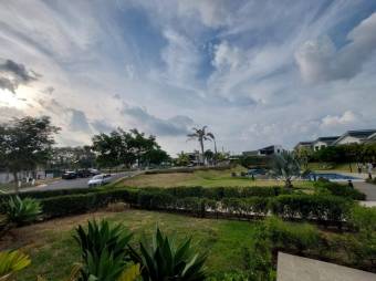 Se vende espaciosa casa con amplio patio en villa del sol 25-1671