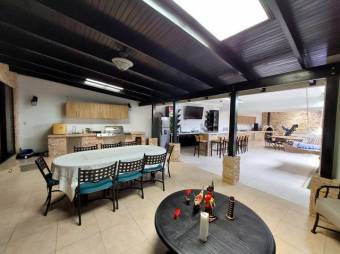 Se vende lujosa casa con uso de suelo mixto en Santo Tomas Heredia 25-1934 Se vende lujosa casa con uso de suelo mixto en Santo Tomas Heredia 25-1934