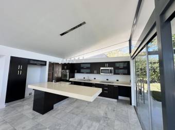 Se vende lujosa casa con piscina y amplio lote en Rio Oro 25-1146 Se vende lujosa casa con piscina y amplio lote en Rio Oro 25-1146