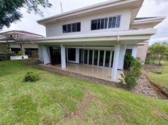 Se alquila espaciosa casa con patio en San Rafael Alajuela 26-50