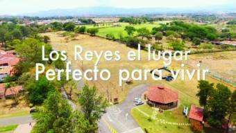 Se vende amplio lote de 1,700m2 en Hacienda los Reyes 25-202