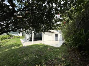 Se vende lujosa casa con piscina y amplio lote en Rio Oro 25-1146 Se vende lujosa casa con piscina y amplio lote en Rio Oro 25-1146