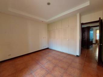 Se vende espaciosa casa con amplio lote en Escazú Centro 25-1807