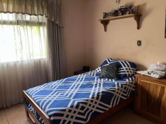 Se vende espaciosa casa con piscina en Uruca de Santa Ana 25-1144