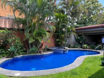 Se vende espaciosa casa con piscina en Uruca de Santa Ana 25-1144