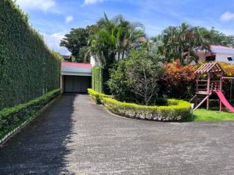 Se vende espaciosa casa con piscina en Uruca de Santa Ana 25-1144