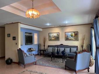 Se vende espaciosa casa con piscina en Uruca de Santa Ana 25-1144