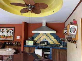 Se vende espaciosa casa con piscina en Uruca de Santa Ana 25-1144