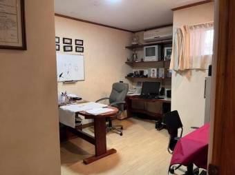 Se vende espaciosa casa con piscina en Uruca de Santa Ana 25-1144