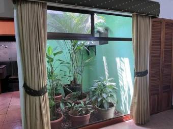 Se vende espaciosa casa con piscina en Uruca de Santa Ana 25-1144