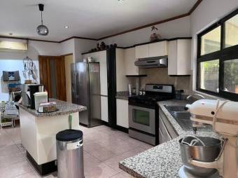 Se vende espaciosa casa con piscina en Uruca de Santa Ana 25-1144