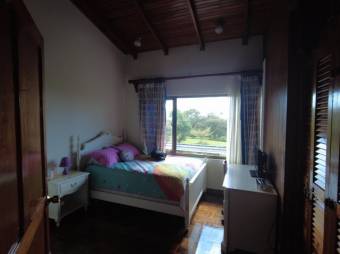 Se vende espaciosa casa con 2,200m2 de lote en San Isidro San José 23-1463