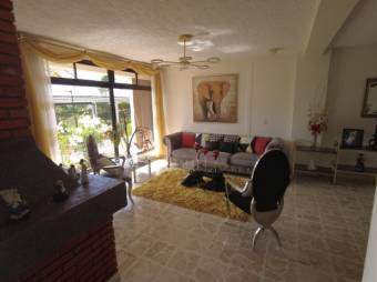 Se vende espaciosa casa con 2,200m2 de lote en San Isidro San José 23-1463