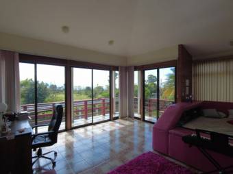 Se vende espaciosa casa con 2,200m2 de lote en San Isidro San José 23-1463