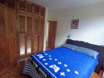 Se vende espaciosa casa con 2,200m2 de lote en San Isidro San José 23-1463