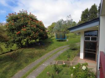 Se vende espaciosa casa con 2,200m2 de lote en San Isidro San José 23-1463