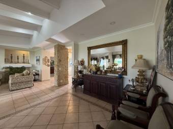 Se vende lujosa casa con amplio patio en Cariari de Heredia 25-1412