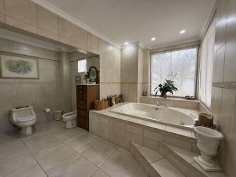 Se vende lujosa casa con amplio patio en Cariari de Heredia 25-1412