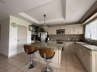 Se vende lujosa casa con amplio patio en Cariari de Heredia 25-1412