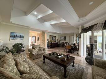 Se vende lujosa casa con amplio patio en Cariari de Heredia 25-1412