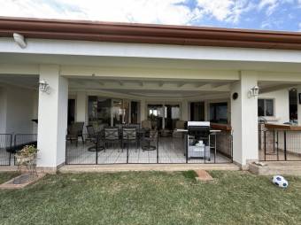 Se vende lujosa casa con amplio patio en Cariari de Heredia 25-1412