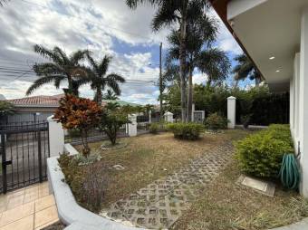 Se vende lujosa casa con amplio patio en Cariari de Heredia 25-1412