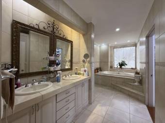 Se vende lujosa casa con amplio patio en Cariari de Heredia 25-1412