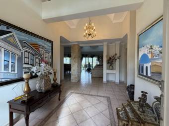 Se vende lujosa casa con amplio patio en Cariari de Heredia 25-1412