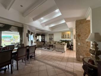 Se vende lujosa casa con amplio patio en Cariari de Heredia 25-1412