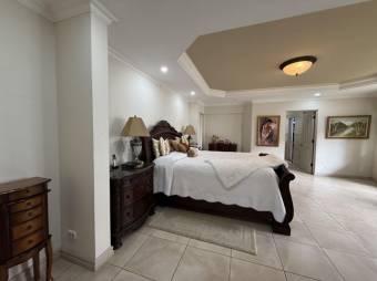 Se vende lujosa casa con amplio patio en Cariari de Heredia 25-1412