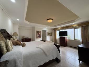 Se vende lujosa casa con amplio patio en Cariari de Heredia 25-1412