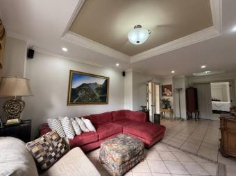 Se vende lujosa casa con amplio patio en Cariari de Heredia 25-1412