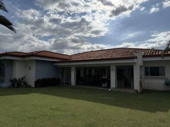 Se vende lujosa casa con amplio patio en Cariari de Heredia 25-1412