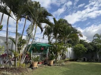 Se vende lujosa casa con amplio patio en Cariari de Heredia 25-1412