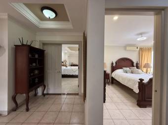 Se vende lujosa casa con amplio patio en Cariari de Heredia 25-1412