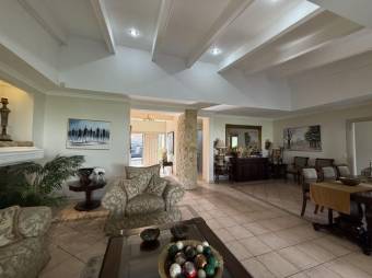 Se vende lujosa casa con amplio patio en Cariari de Heredia 25-1412