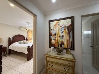 Se vende lujosa casa con amplio patio en Cariari de Heredia 25-1412