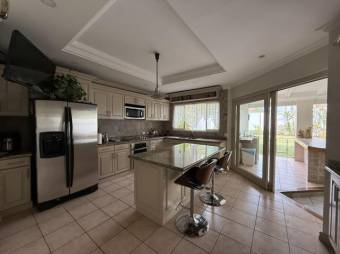 Se vende lujosa casa con amplio patio en Cariari de Heredia 25-1412